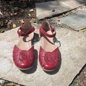 Earth Women's Red Leather Cutout Ankle Strap Mary Jane Camillia Cahoon Sandal 9M